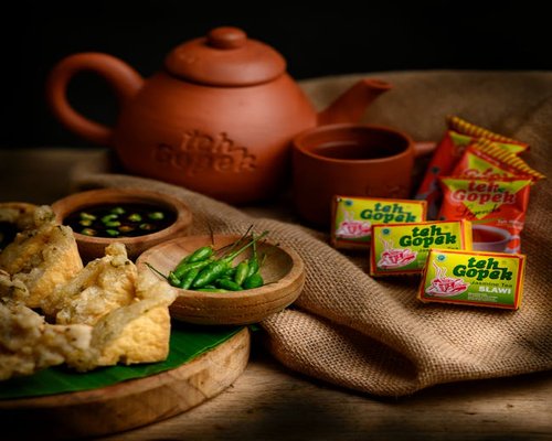 Seseorang menikmati teh hangat sebagai jeda pemulihan