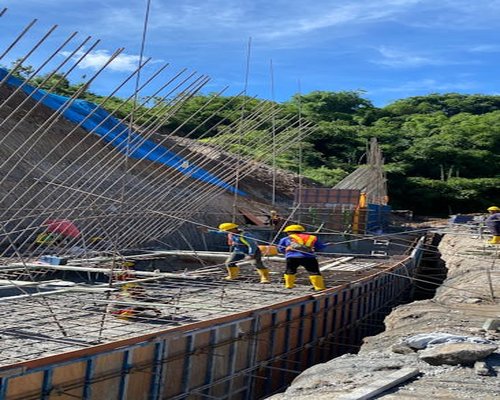 Seseorang melakukan peregangan ringan dan jeda di tengah pekerjaan